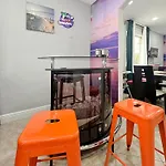 Vacay Spot Gables 4 To 23 Guest Gameroom 2 Kitchens 2 Bbq, 2 Bar, Backyard, Patio, Prime Loc! 6 Blocks Away From Bars, Nite Clubs, Res, Shops