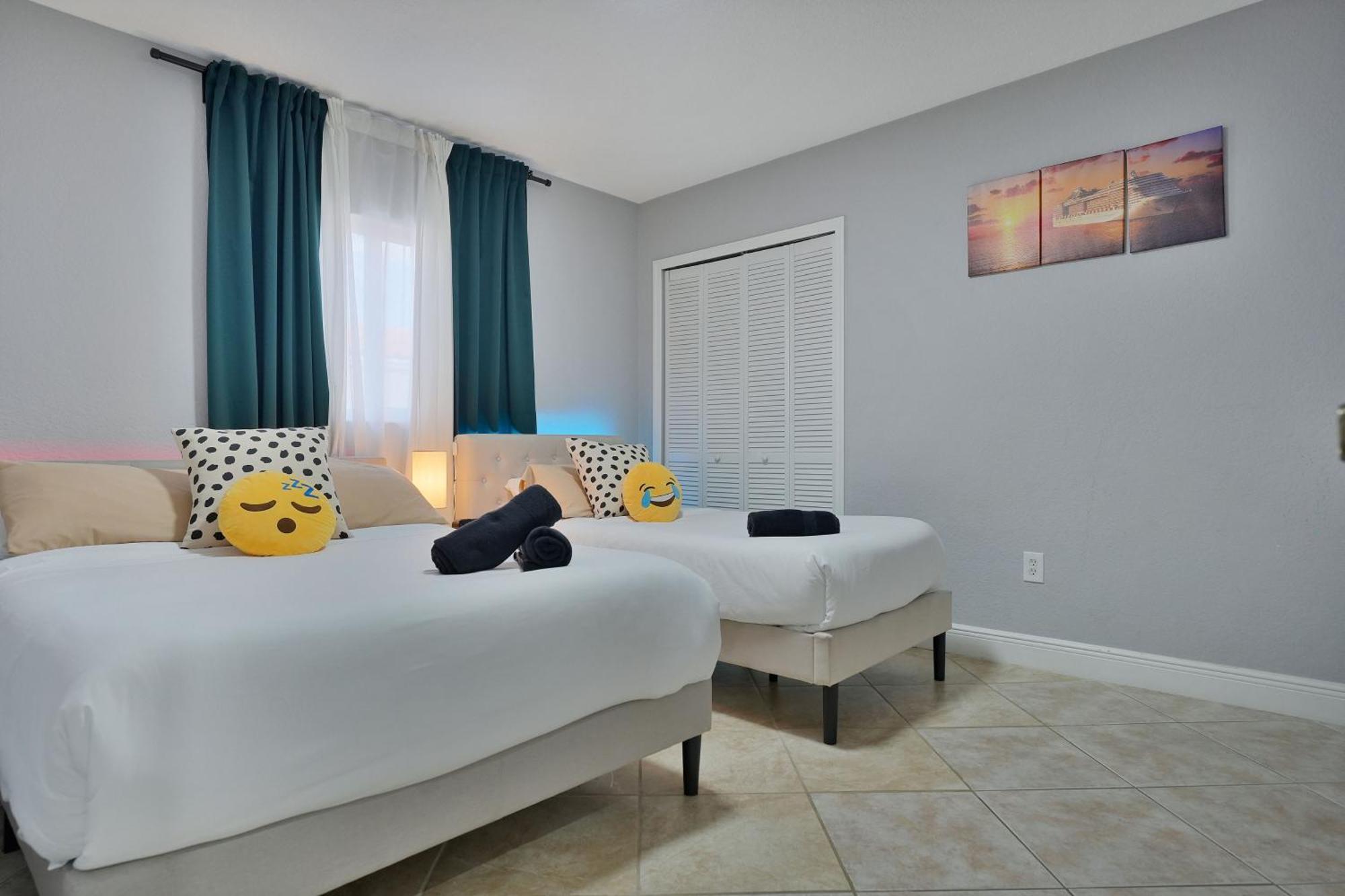 Vacay Spot Gables 4 To 23 Guest Gameroom 2 Kitchens 2 Bbq, 2 Bar, Backyard, Patio, Prime Loc! 6 Blocks Away From Bars, Nite Clubs, Res, Shops Ferienhaus *