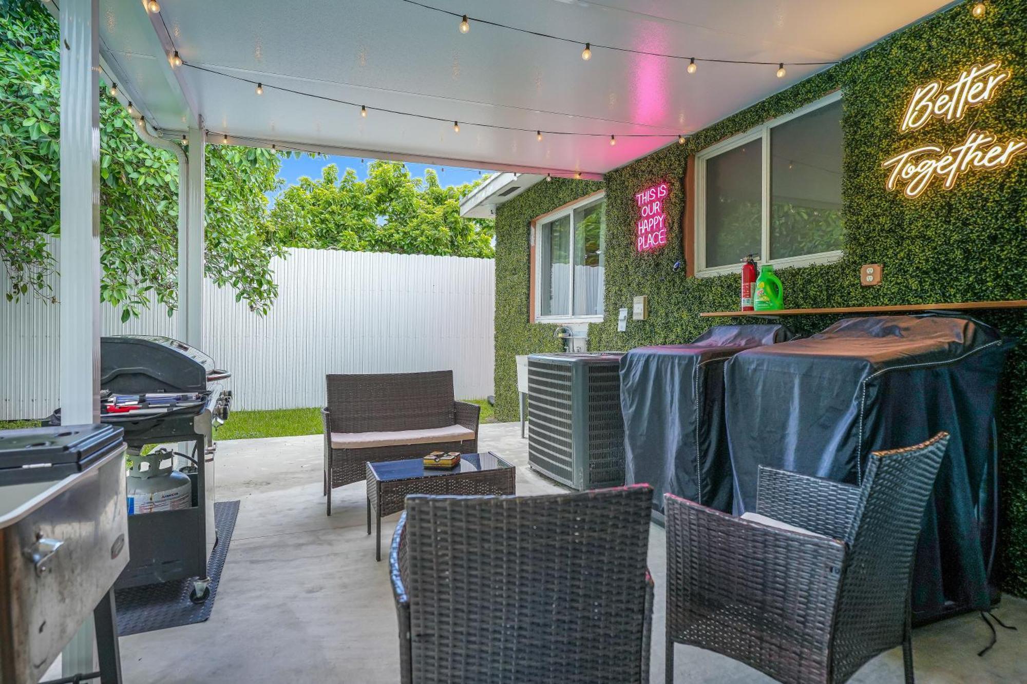 Vacay Spot Gables 4 To 23 Guest Gameroom 2 Kitchens 2 Bbq, 2 Bar, Backyard, Patio, Prime Loc! 6 Blocks Away From Bars, Nite Clubs, Res, Shops Ferienhaus