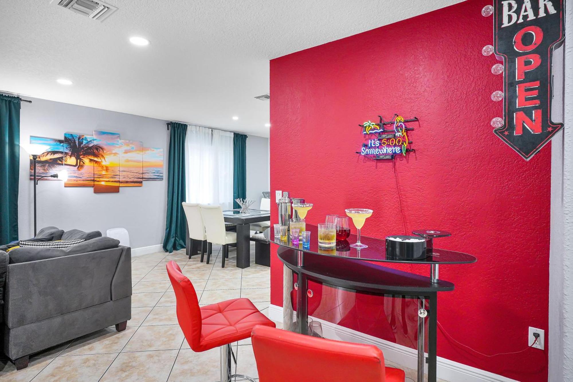Vacay Spot Gables 4 To 23 Guest Gameroom 2 Kitchens 2 Bbq, 2 Bar, Backyard, Patio, Prime Loc! 6 Blocks Away From Bars, Nite Clubs, Res, Shops Ferienhaus