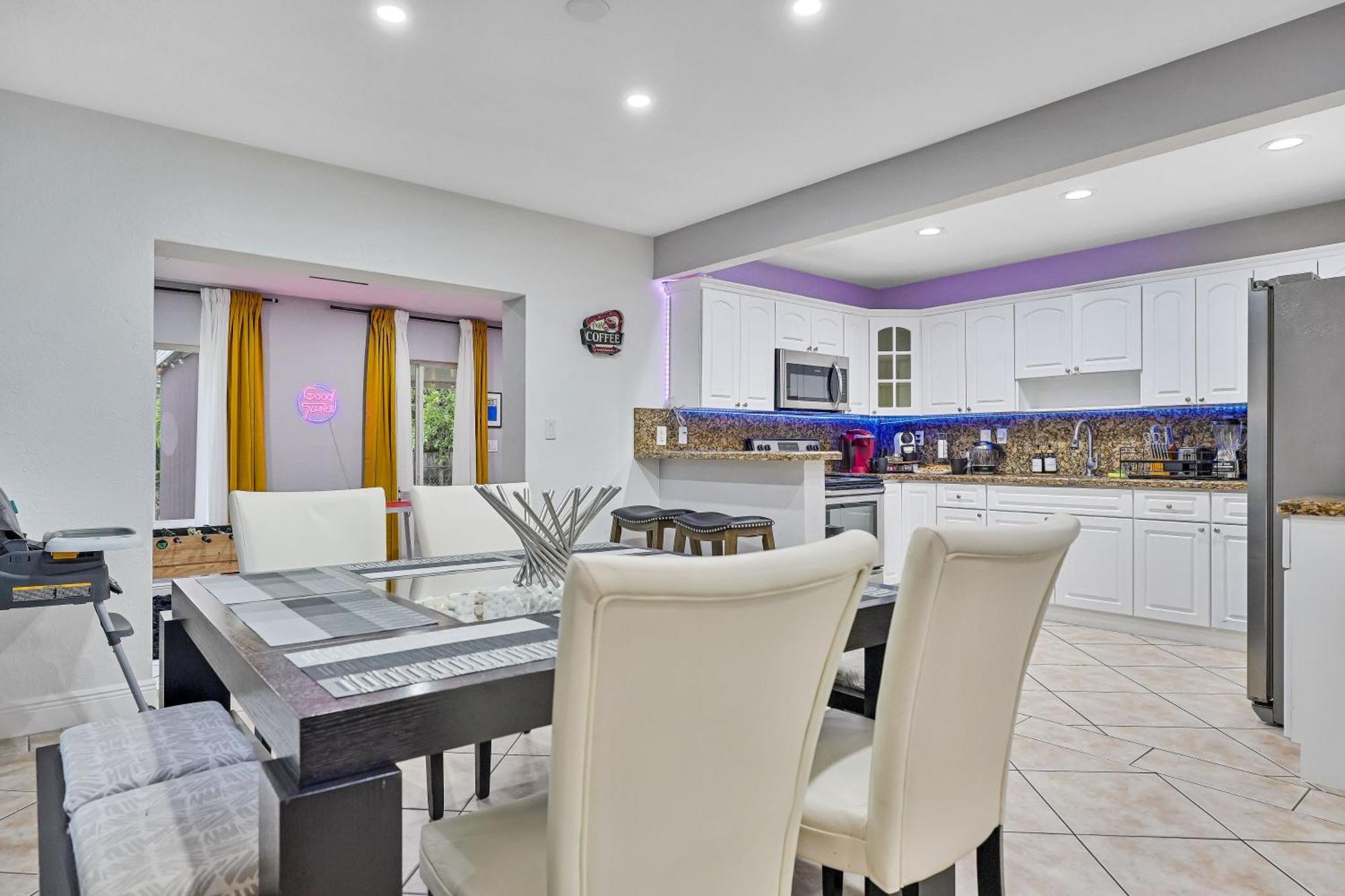 Vacay Spot Gables 4 To 23 Guest Gameroom 2 Kitchens 2 Bbq, 2 Bar, Backyard, Patio, Prime Loc! 6 Blocks Away From Bars, Nite Clubs, Res, Shops Miami