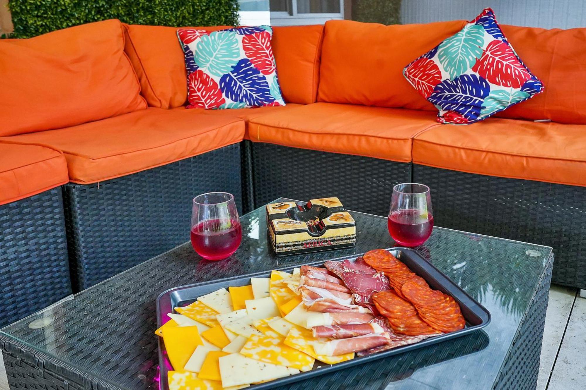 Vacay Spot Gables 4 To 23 Guest Gameroom 2 Kitchens 2 Bbq, 2 Bar, Backyard, Patio, Prime Loc! 6 Blocks Away From Bars, Nite Clubs, Res, Shops Ferienhaus