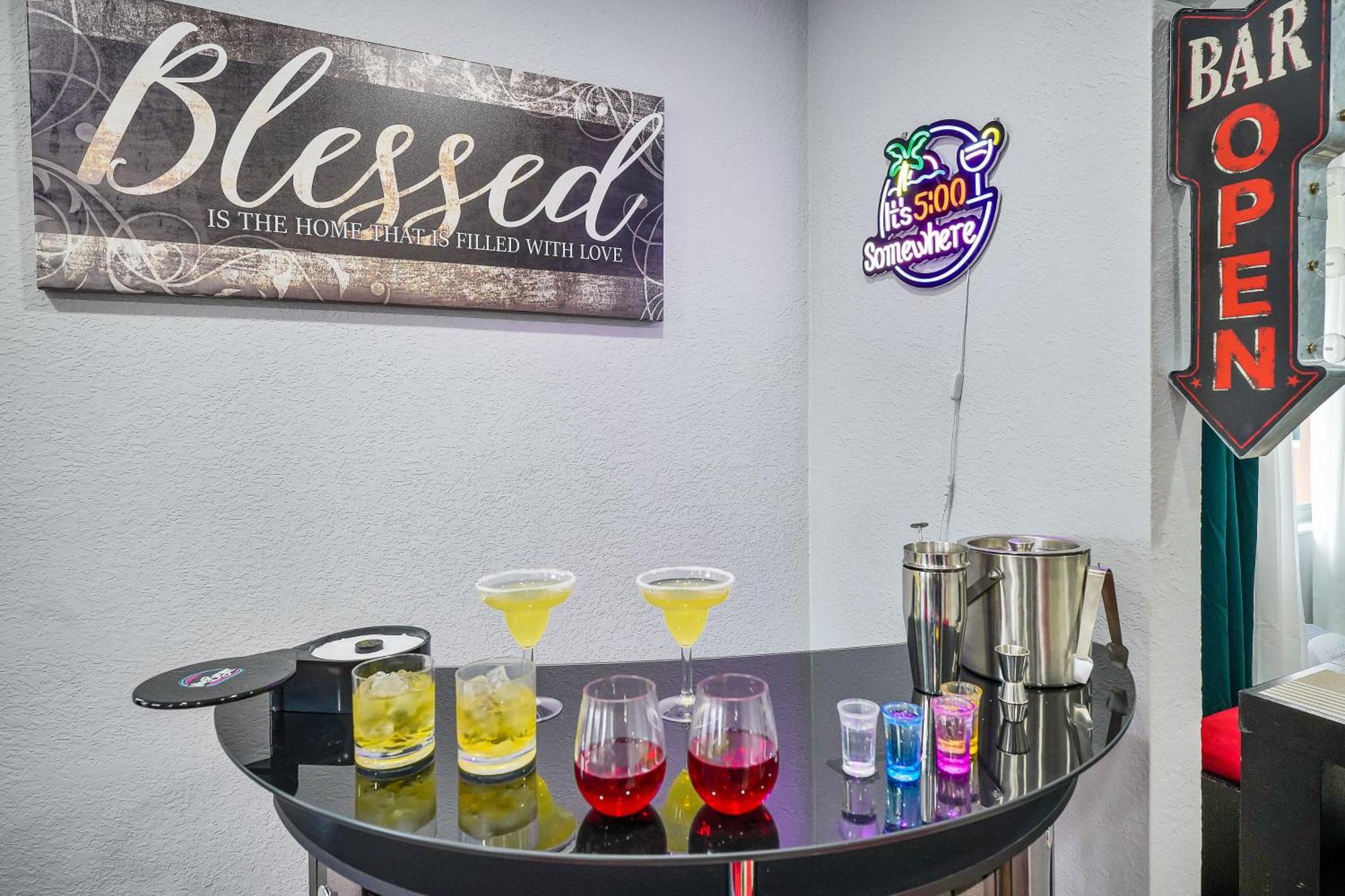 Ferienhaus Vacay Spot Gables 4 To 23 Guest Gameroom 2 Kitchens 2 Bbq, 2 Bar, Backyard, Patio, Prime Loc! 6 Blocks Away From Bars, Nite Clubs, Res, Shops *