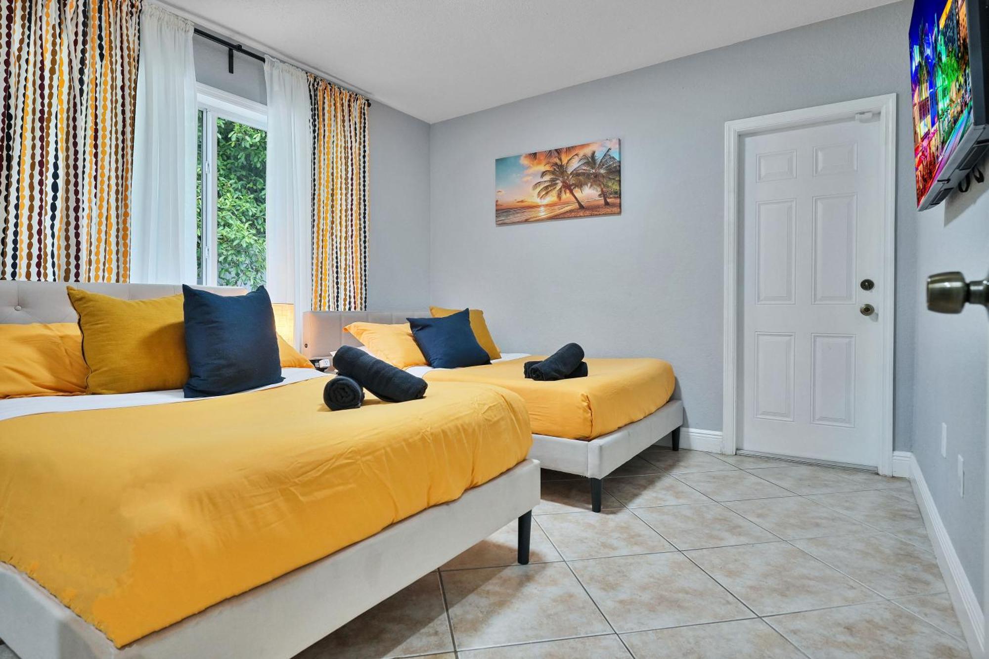 Ferienhaus Vacay Spot Gables 4 To 23 Guest Gameroom 2 Kitchens 2 Bbq, 2 Bar, Backyard, Patio, Prime Loc! 6 Blocks Away From Bars, Nite Clubs, Res, Shops