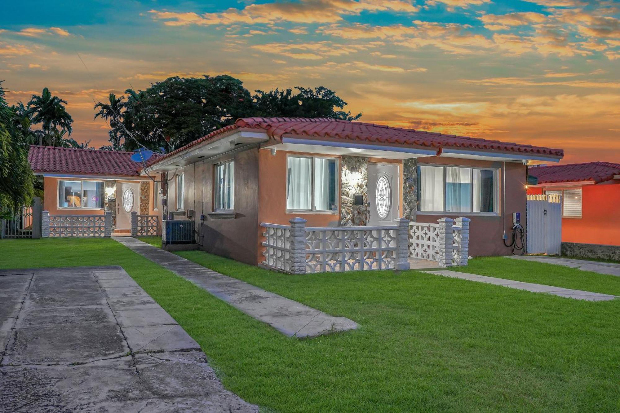 Ferienhaus Vacay Spot Gables 4 To 23 Guest Gameroom 2 Kitchens 2 Bbq, 2 Bar, Backyard, Patio, Prime Loc! 6 Blocks Away From Bars, Nite Clubs, Res, Shops *