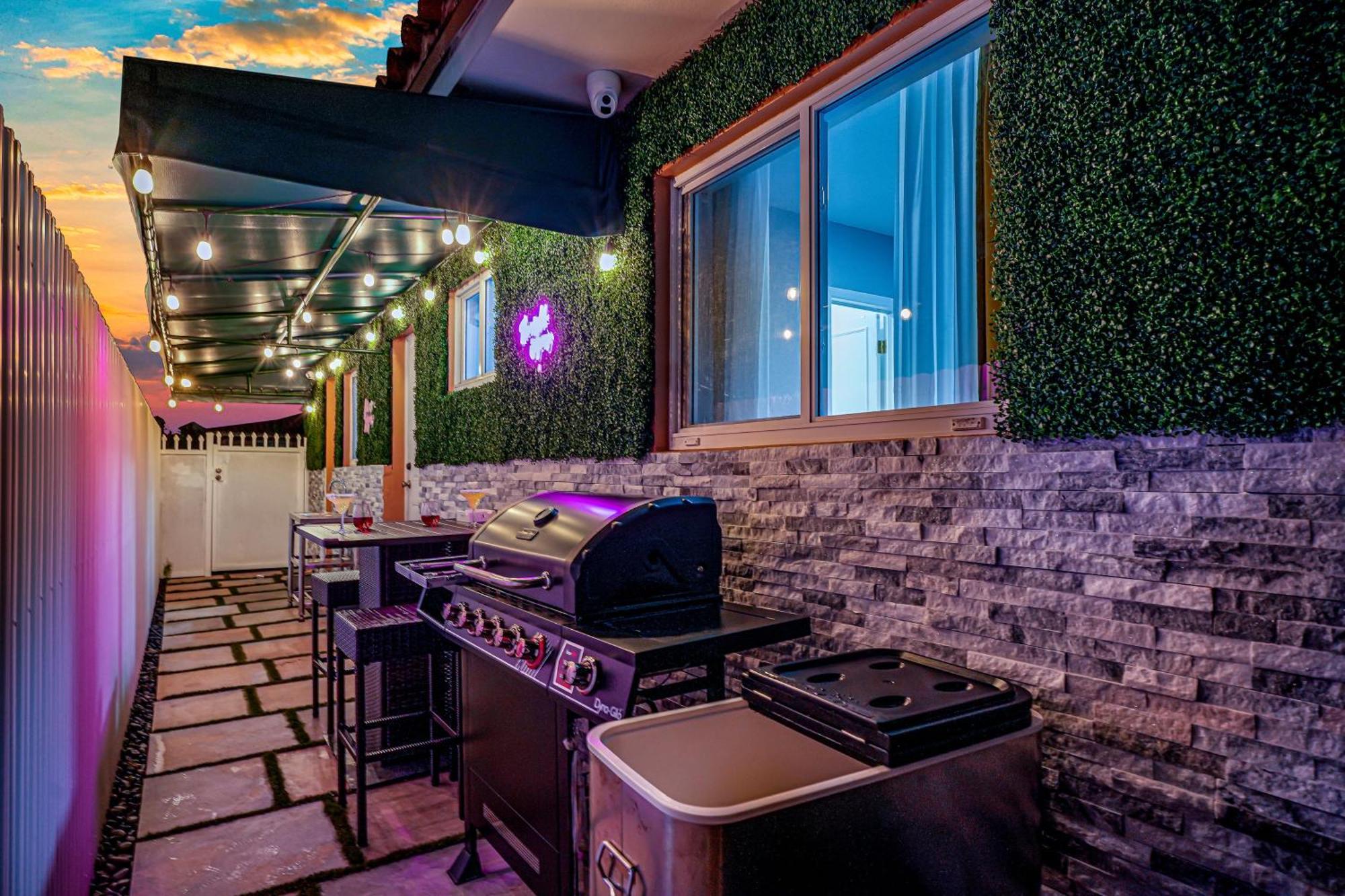 Ferienhaus Vacay Spot Gables 4 To 23 Guest Gameroom 2 Kitchens 2 Bbq, 2 Bar, Backyard, Patio, Prime Loc! 6 Blocks Away From Bars, Nite Clubs, Res, Shops *