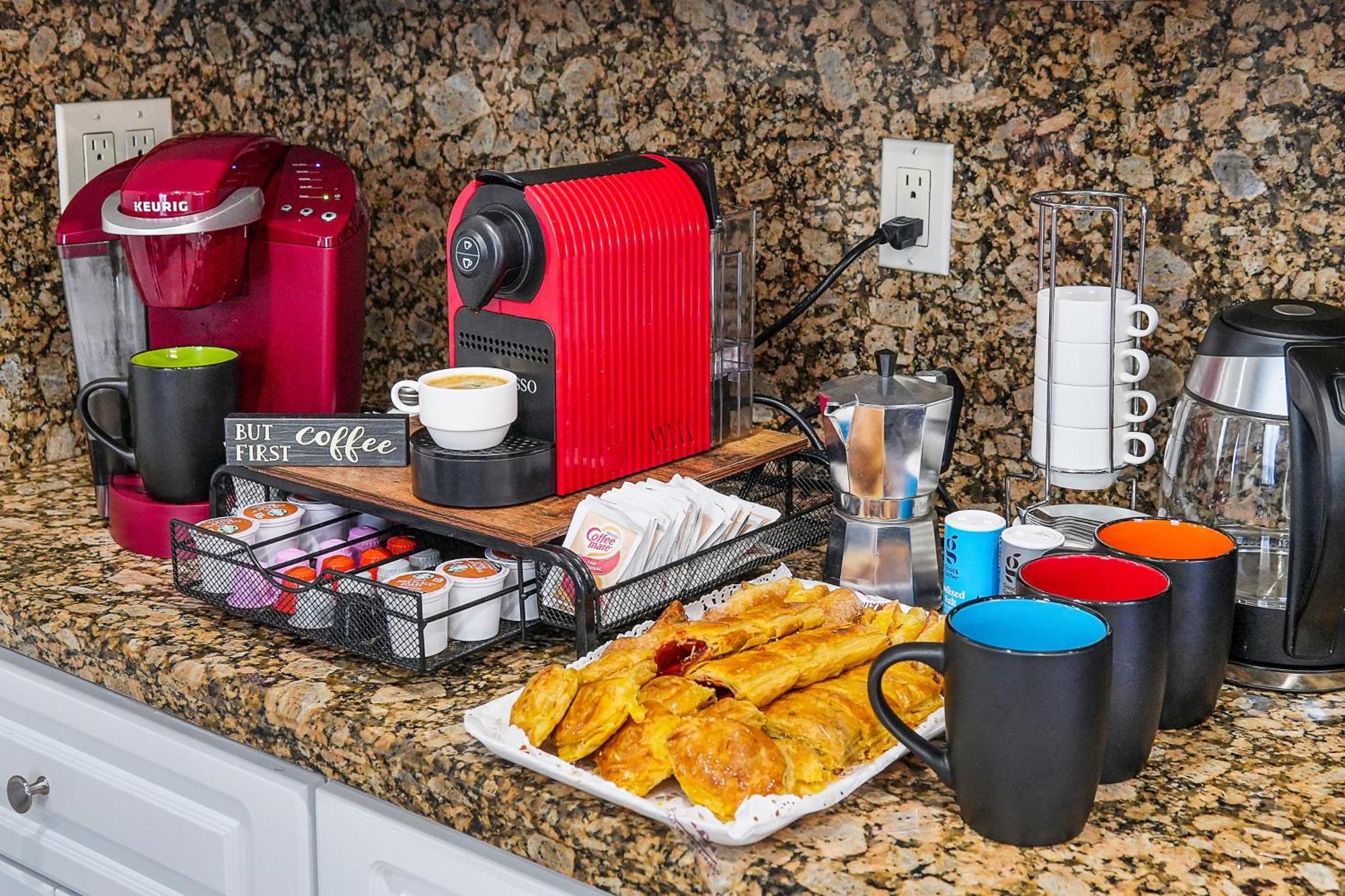 Ferienhaus Vacay Spot Gables 4 To 23 Guest Gameroom 2 Kitchens 2 Bbq, 2 Bar, Backyard, Patio, Prime Loc! 6 Blocks Away From Bars, Nite Clubs, Res, Shops Miami