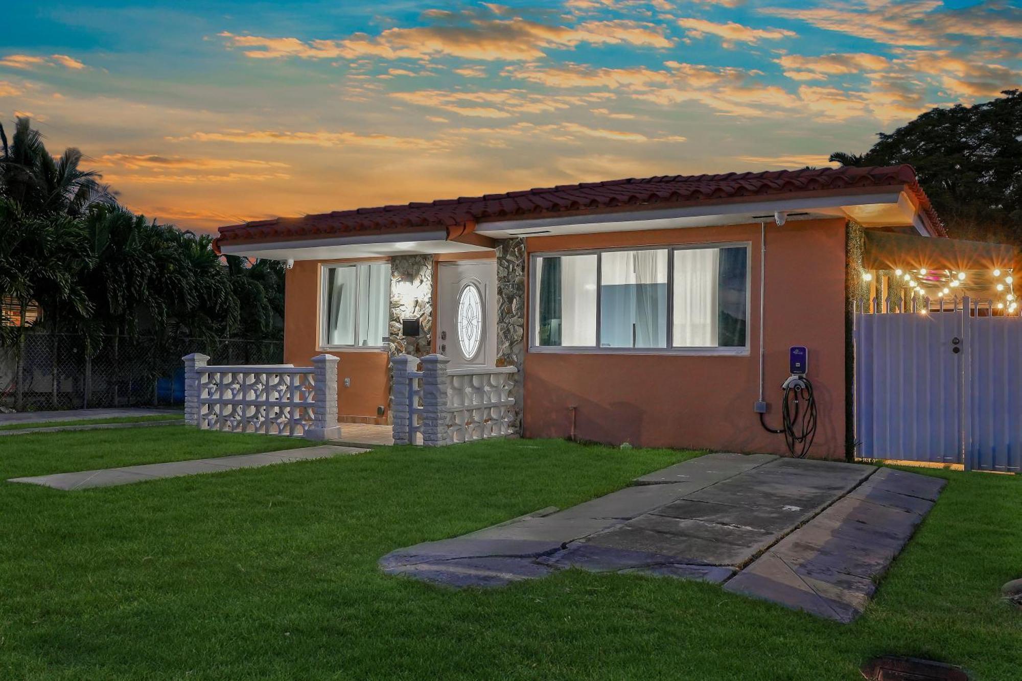 Vacay Spot Gables 4 To 23 Guest Gameroom 2 Kitchens 2 Bbq, 2 Bar, Backyard, Patio, Prime Loc! 6 Blocks Away From Bars, Nite Clubs, Res, Shops Ferienhaus