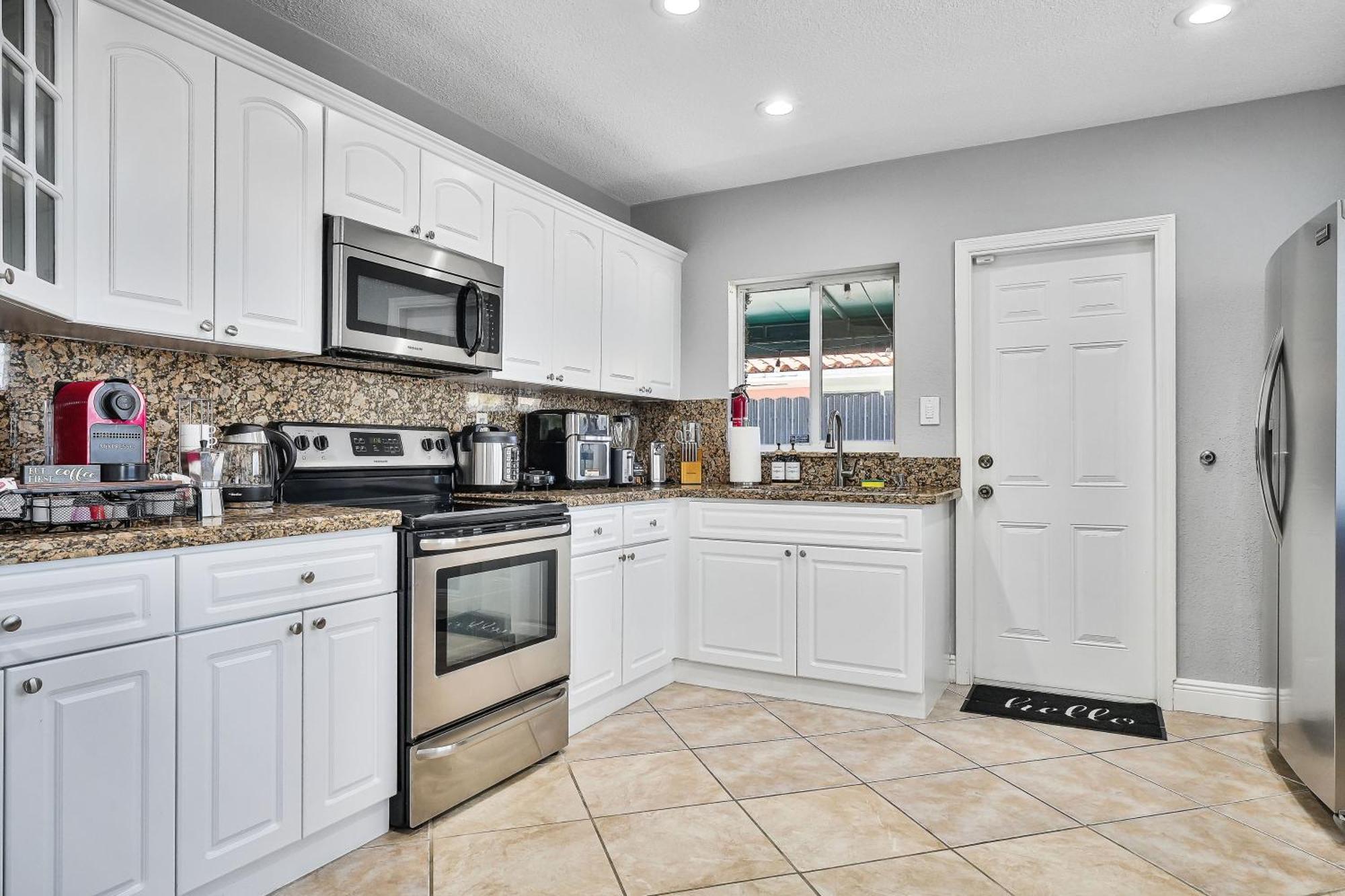 Vacay Spot Gables 4 To 23 Guest Gameroom 2 Kitchens 2 Bbq, 2 Bar, Backyard, Patio, Prime Loc! 6 Blocks Away From Bars, Nite Clubs, Res, Shops Ferienhaus Miami