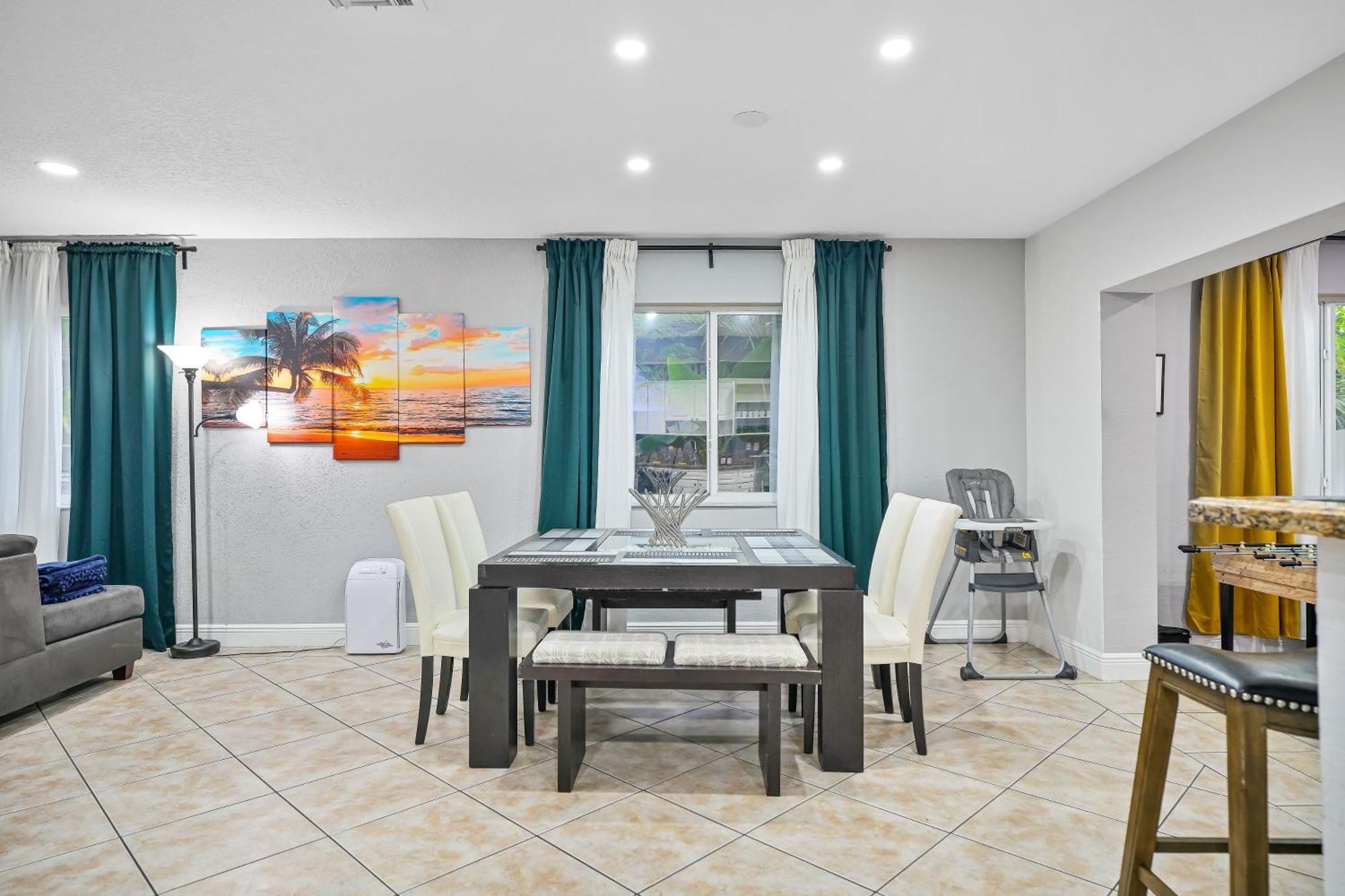 Vacay Spot Gables 4 To 23 Guest Gameroom 2 Kitchens 2 Bbq, 2 Bar, Backyard, Patio, Prime Loc! 6 Blocks Away From Bars, Nite Clubs, Res, Shops Ferienhaus *