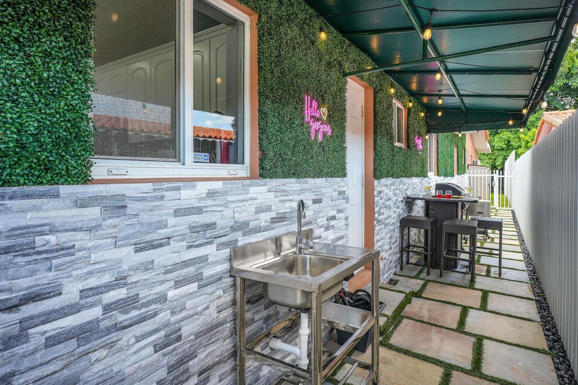 Vacay Spot Gables 4 To 23 Guest Gameroom 2 Kitchens 2 Bbq, 2 Bar, Backyard, Patio, Prime Loc! 6 Blocks Away From Bars, Nite Clubs, Res, Shops