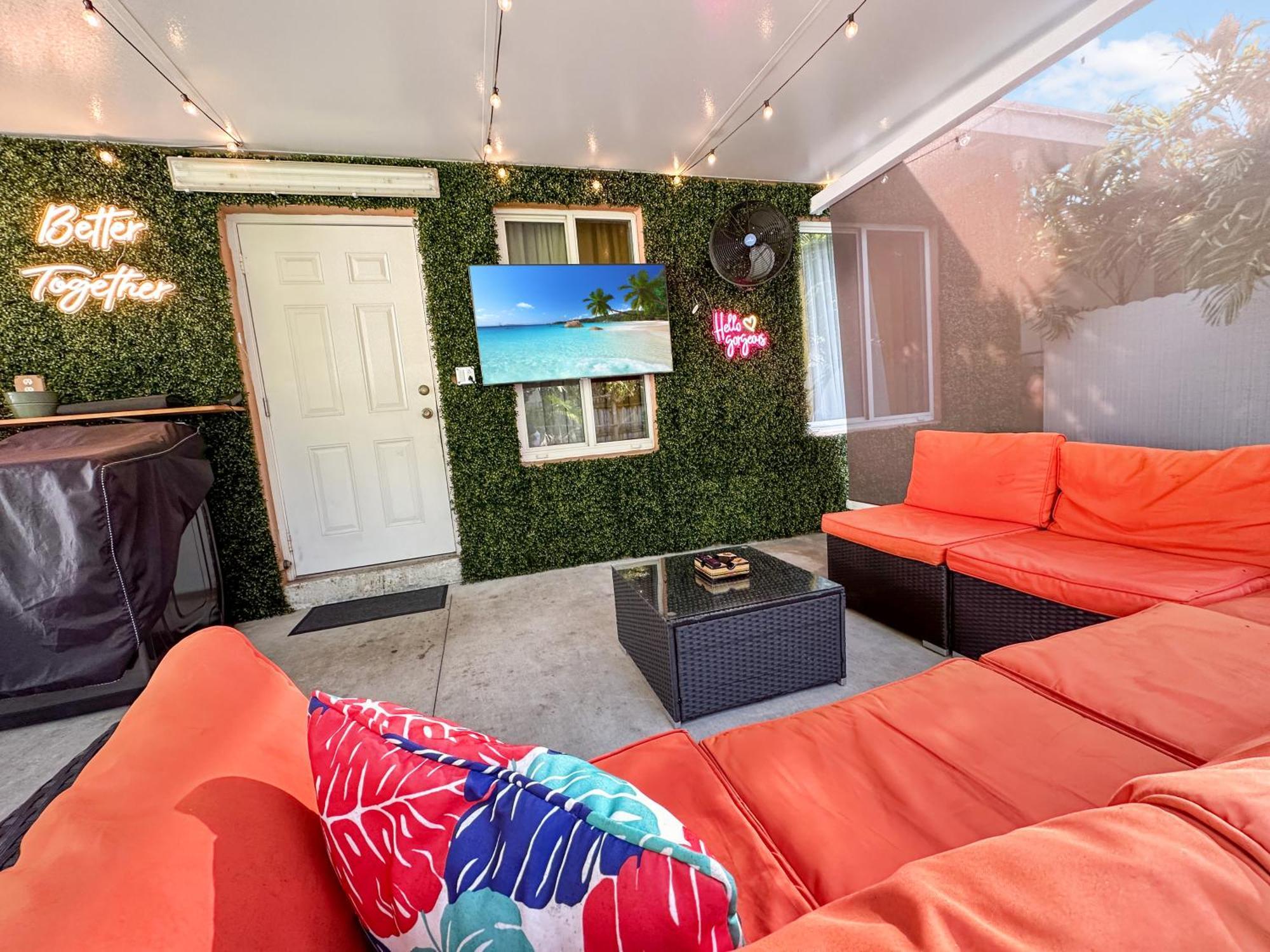 Vacay Spot Gables 4 To 23 Guest Gameroom 2 Kitchens 2 Bbq, 2 Bar, Backyard, Patio, Prime Loc! 6 Blocks Away From Bars, Nite Clubs, Res, Shops Ferienhaus *