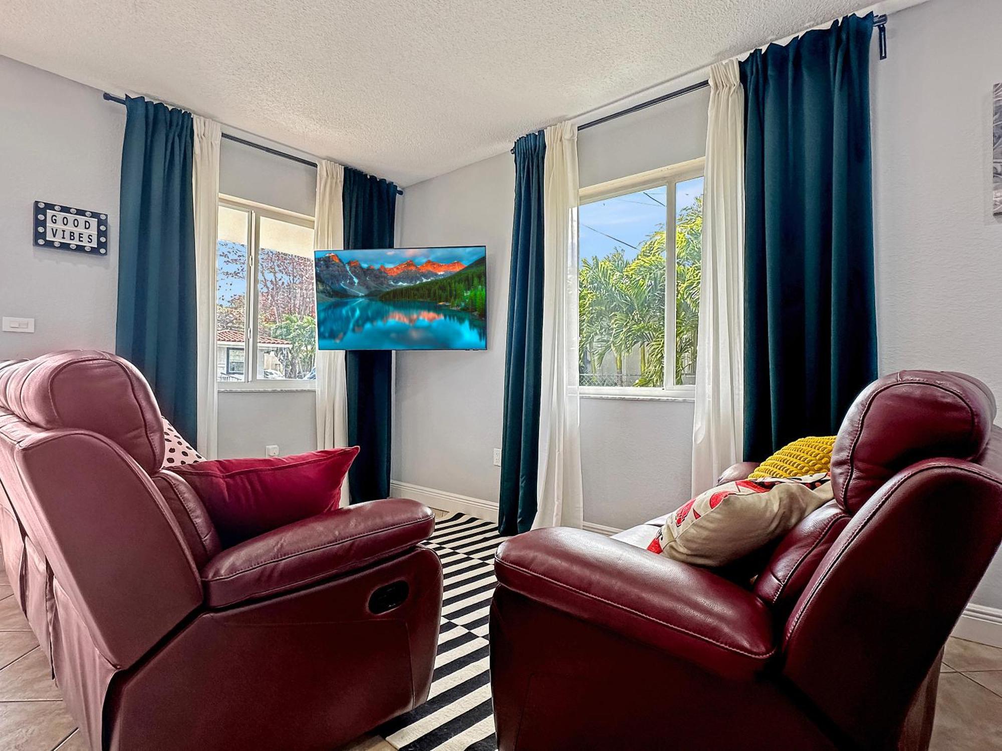 Vacay Spot Gables 4 To 23 Guest Gameroom 2 Kitchens 2 Bbq, 2 Bar, Backyard, Patio, Prime Loc! 6 Blocks Away From Bars, Nite Clubs, Res, Shops Ferienhaus *