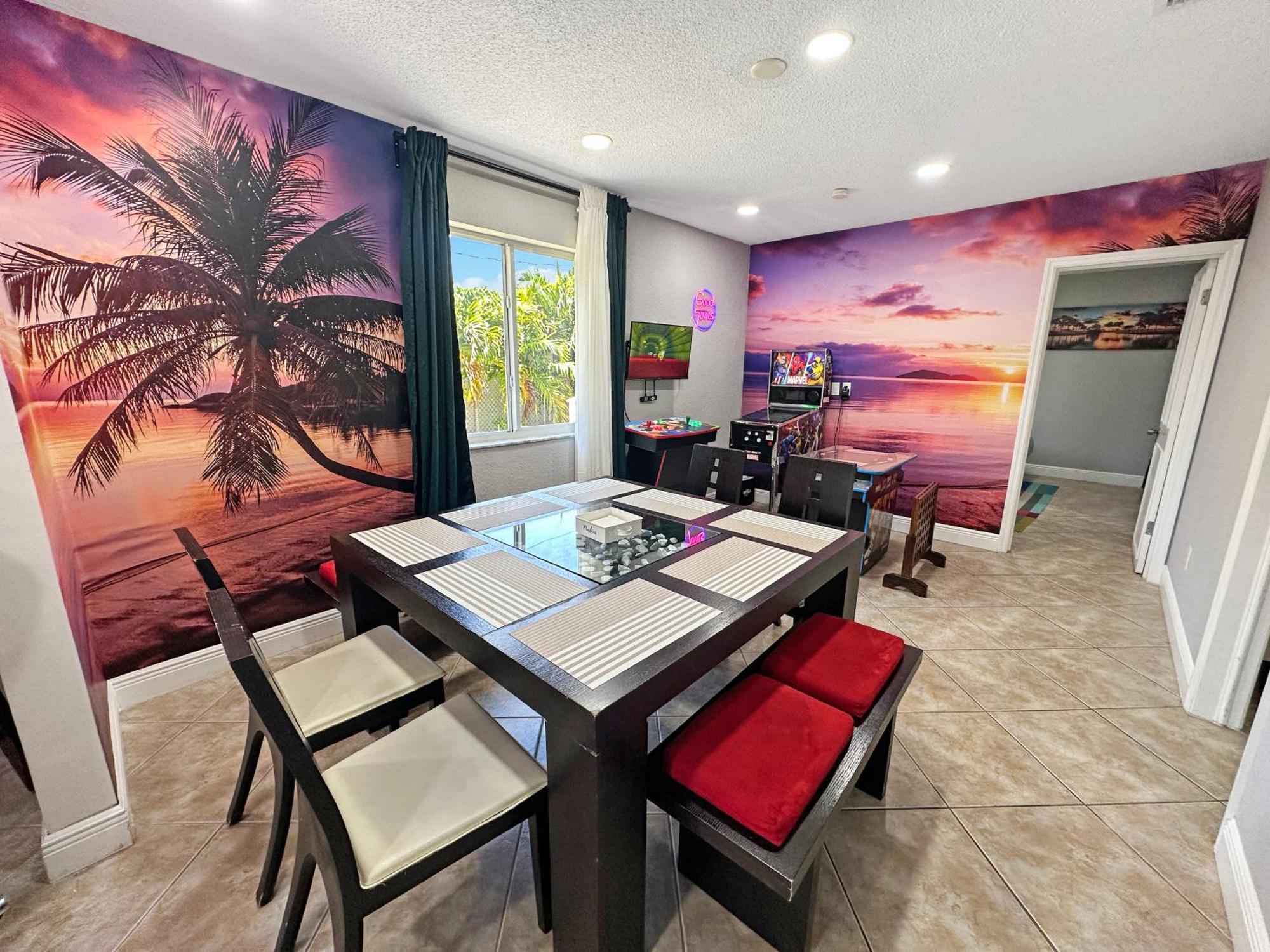 Ferienhaus Vacay Spot Gables 4 To 23 Guest Gameroom 2 Kitchens 2 Bbq, 2 Bar, Backyard, Patio, Prime Loc! 6 Blocks Away From Bars, Nite Clubs, Res, Shops Miami