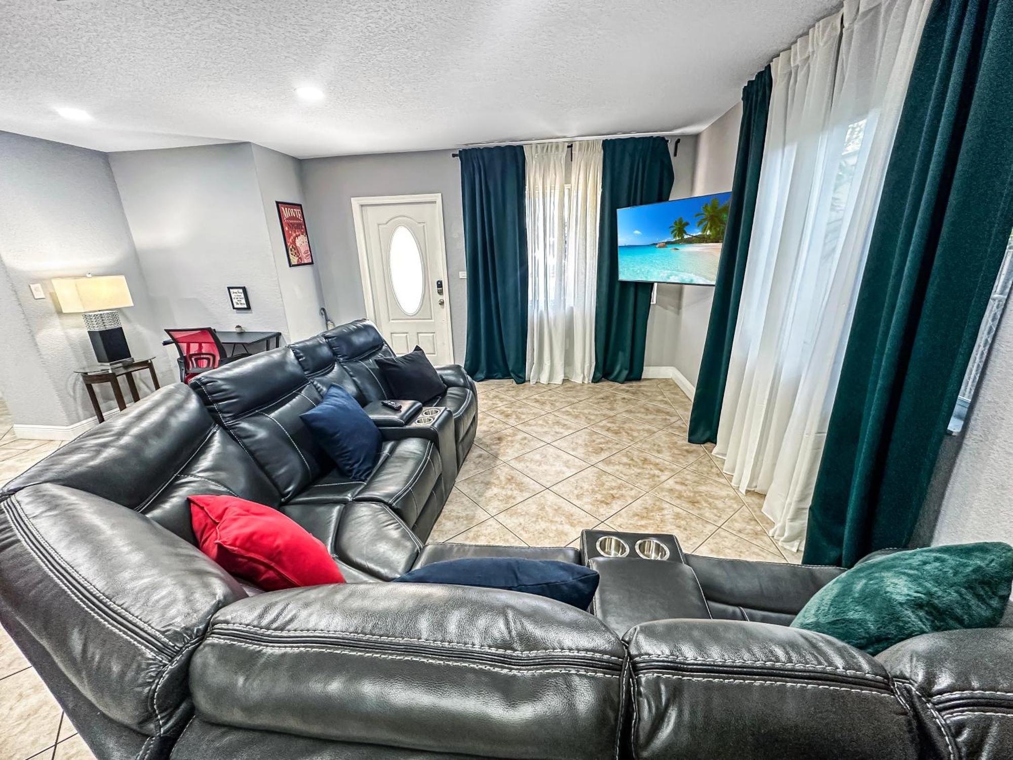 Vacay Spot Gables 4 To 23 Guest Gameroom 2 Kitchens 2 Bbq, 2 Bar, Backyard, Patio, Prime Loc! 6 Blocks Away From Bars, Nite Clubs, Res, Shops